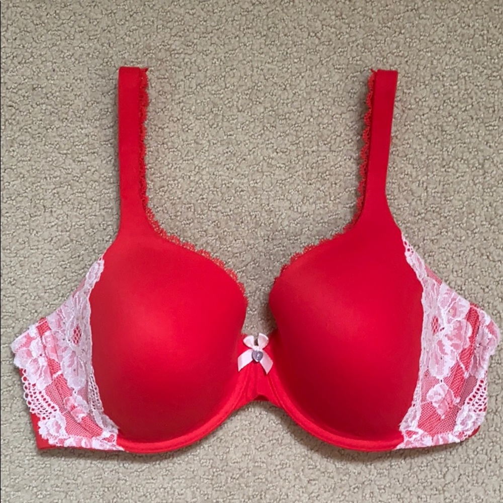 Victoria’s Secret bra. BODY BY VICTORIA. 36D.NEW.